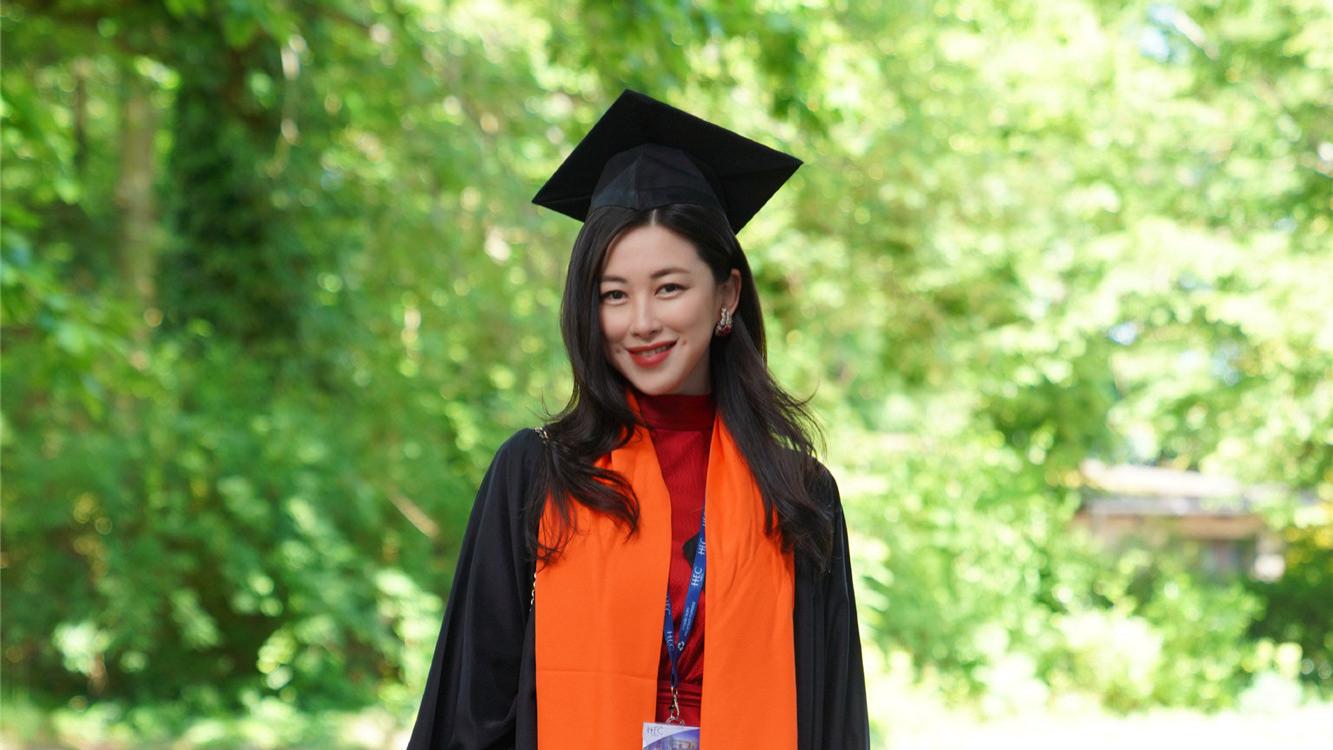 40岁朱珠商学研究生毕业，她用一首诗回答了再次跨界深造的原因