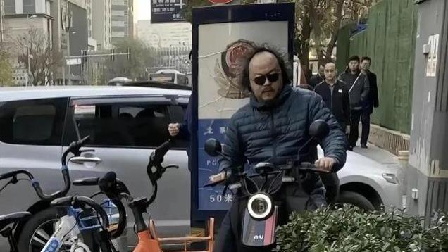 55岁窦唯现状：体重暴增不修边幅，老得认不出！和王菲犹如两代人