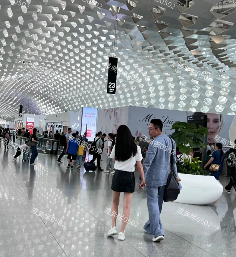 机场偶遇汪小菲跟她老婆！
汪小菲瘦瘦高高挺帅的，不知道为啥非得穿一身皱皱巴巴的衣