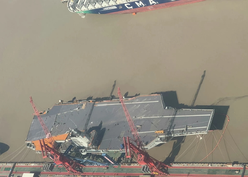 网络上流传的福建舰近期照片，可以看到后甲板的飞行甲板安装作业还在进行中，包括阻拦