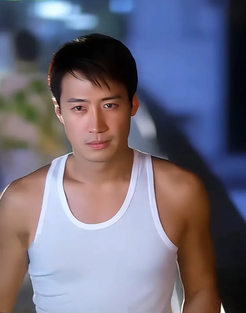 果然是长的帅，身材好，就是穿一件非常简单又土气的背心都那么好看，黎明就证明了，是