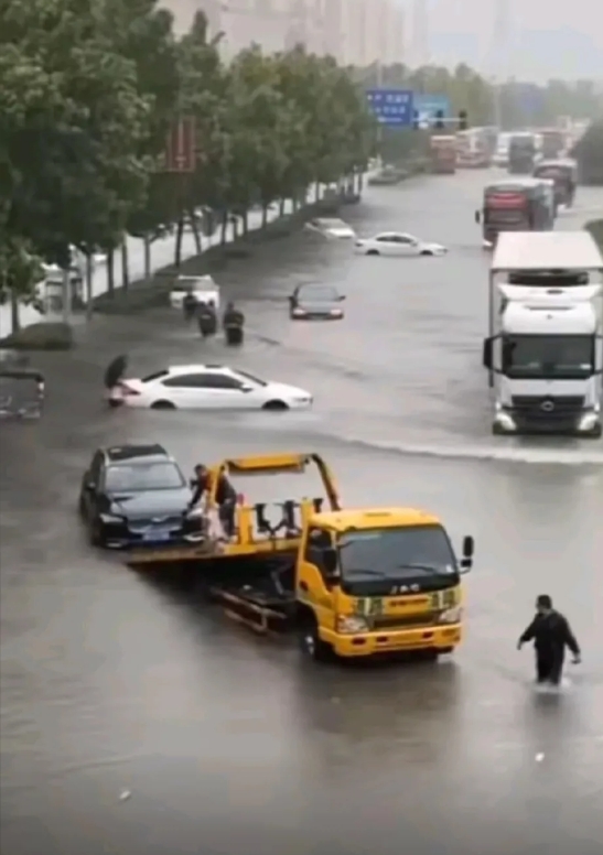 经历7.20之痛的郑州，谈雨色变，此次暴雨提前备汛，如临大敌，结果一场暴雨，城市