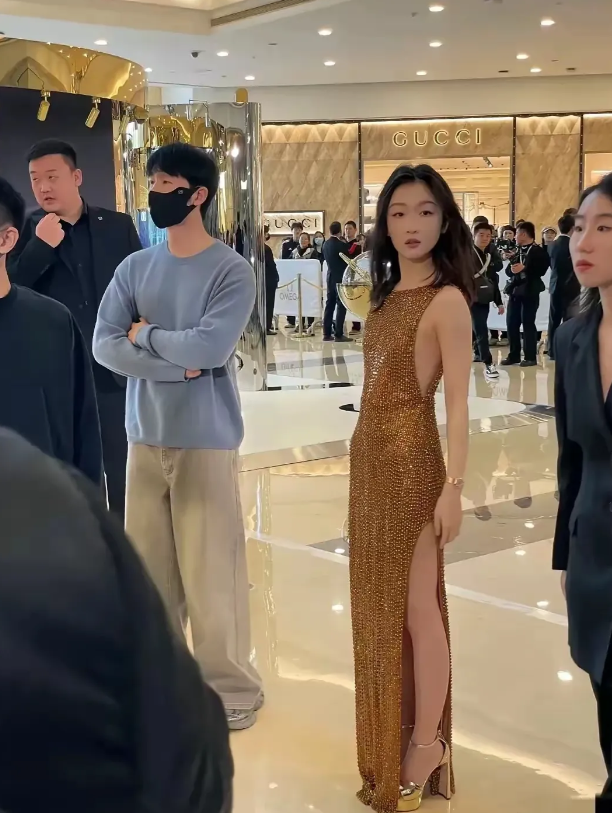 周冬雨五官真的不好看，除了身材，真的没看出来哪里漂亮。

眼睛不大，还有点肿眼泡