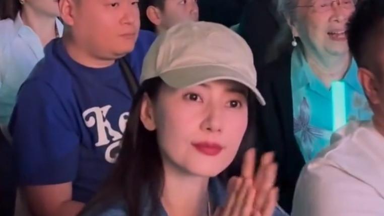 苏有朋的演唱会台上台下都很有看头，很多合作过的老朋友纷纷赶来捧场