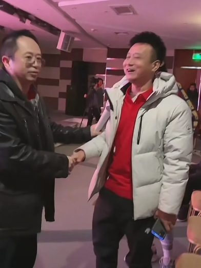 周鸿祎开始送车了，褚会长也来了！  

由于今天北京户外确实太冷了，所以他们把这