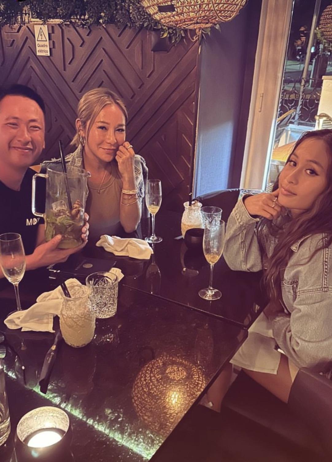洗米嫂带着两个女儿现身葡萄牙，一家人在当地知名景点“地狱之口”旅游，同行的还有继