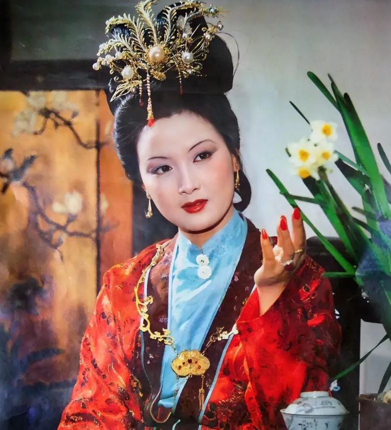 演员，邓婕说，拍《红楼梦》时，剧组一帮十七八岁的姑娘小伙们，都特别单纯，都想演主