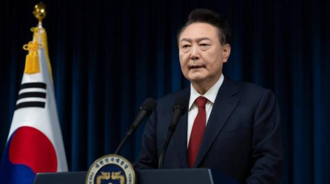 重兵围困韩国总统府，尹锡悦自知大祸临头，只剩潜逃一条路？

韩国法院重新签发了针