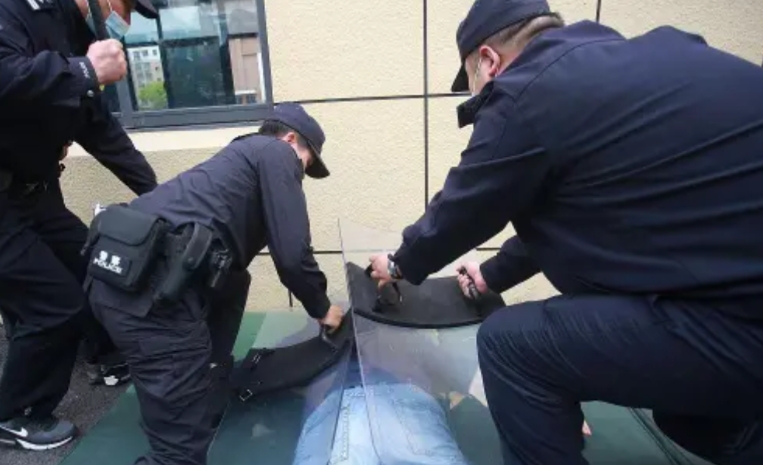 河南，瘫痪在床的刘某每夜哀嚎，声称不想活，其妻赵某竟递上一瓶农药，刘某饮鸩而亡。