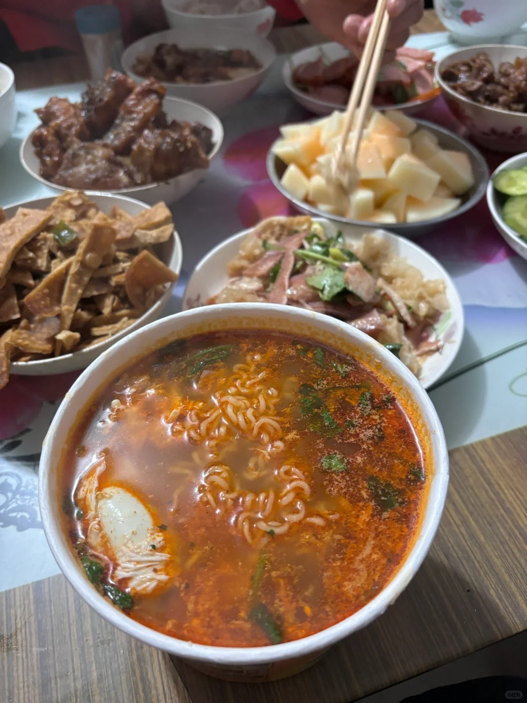 过年走亲戚我不爱吃饺子，亲戚煮的泡面，爱了
哈哈哈，不喜欢吃饺子，亲戚都记住了，