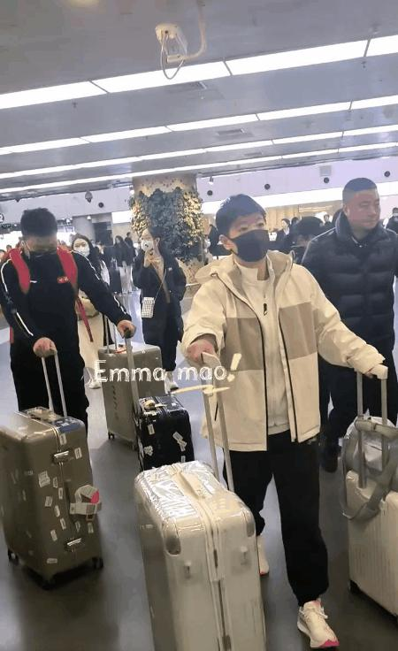 
 
 
北京机场今天被一群橙色身影点亮了！孙颖莎背着双肩包走在最前头 身后跟着