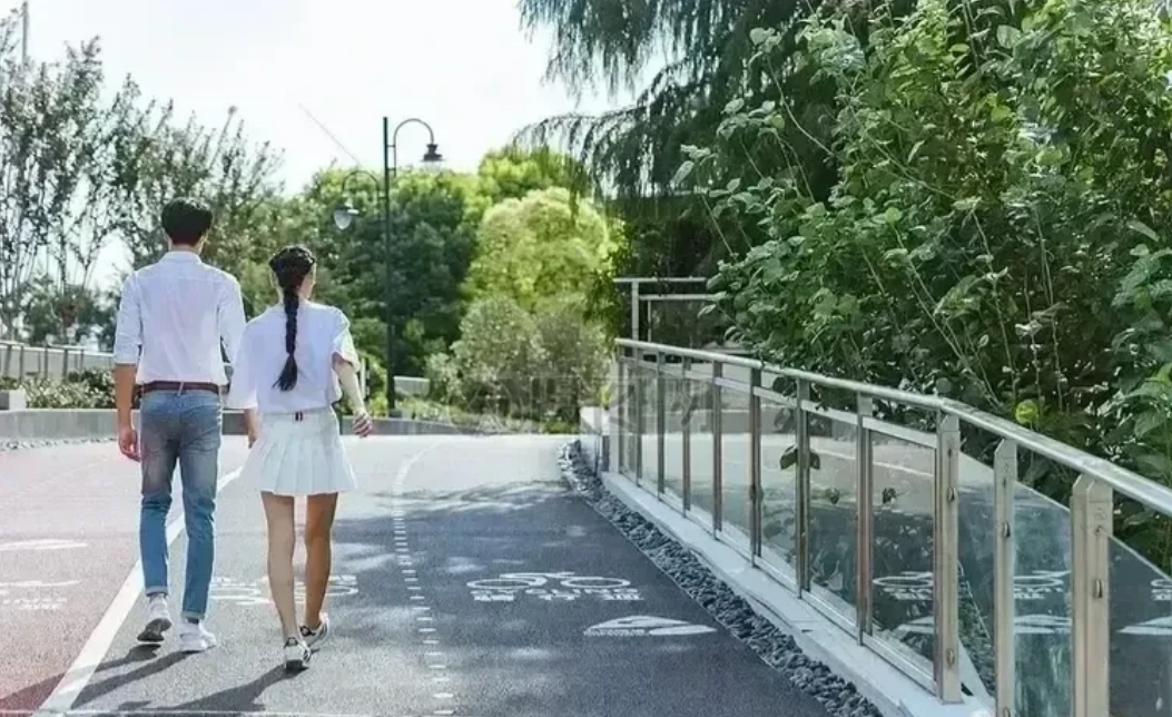 辽宁沈阳，一女子出轨了，在邻居家待了一段时间。女子一看时间，该去接两个孩子放学了