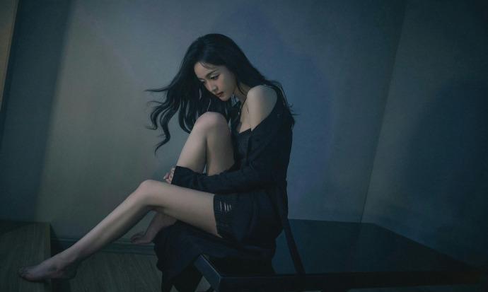 吴宣仪暗黑系大胆小性感，吊带美足魅惑小妖精，被低估的小美女？
