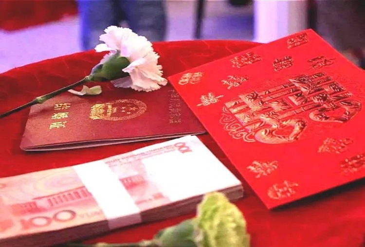 广东一男子，迷恋上一位比自己小20岁女子，给女子转了80万后，女子竟然失踪了。一