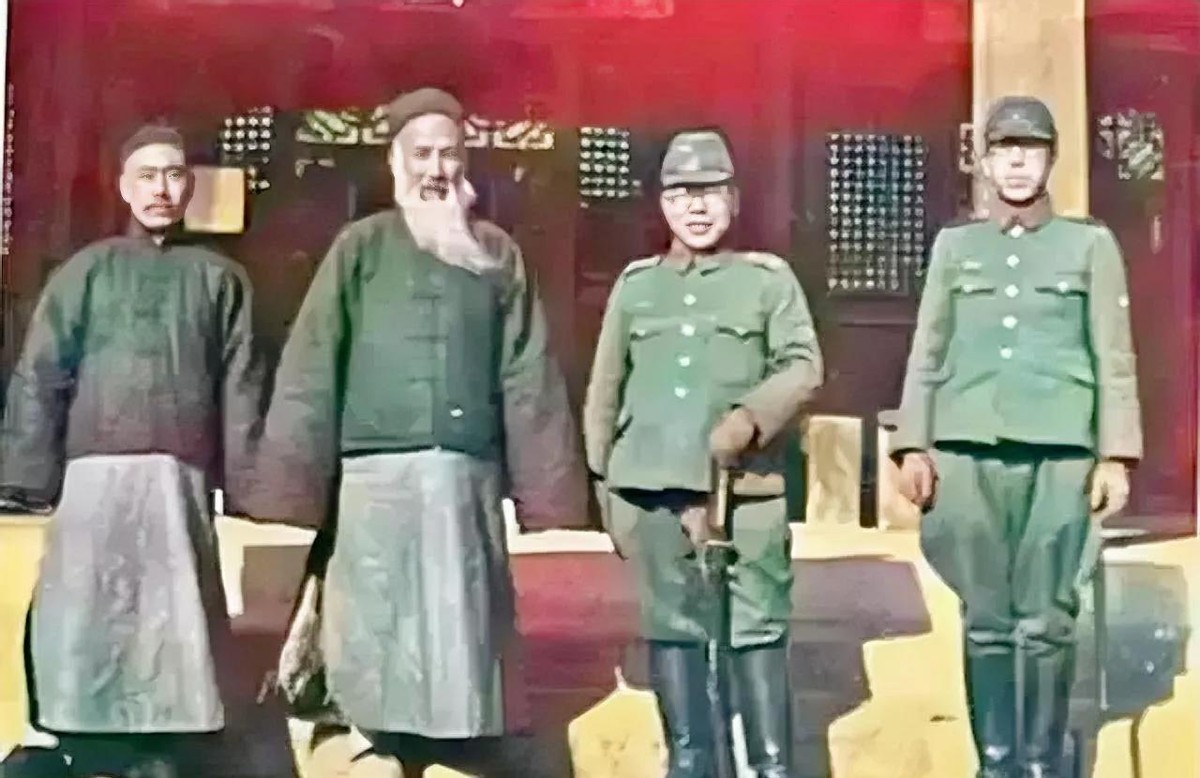 1939年，日军攻占曲阜，孔府一门老小恭恭敬敬迎接日军。图为孔府奉祀官孔令煜与两