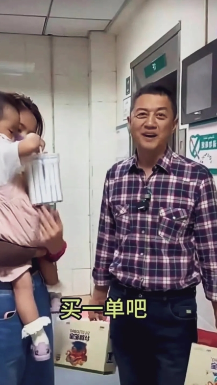 没想到会刷到李亚鹏这样的画面！他左右手各拎着一个箱子，身上穿着格子衬衫，脸上还挂