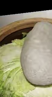 今天我被邻居给欺负了，邻居家的酸菜缸放到了二楼的过道里，她家每年都是这样的，酸菜
