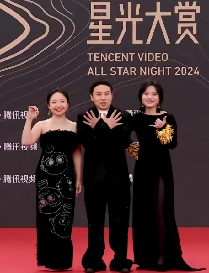 这个星光大赏，徐志胜提供了最丑的面容、最高的学历、最搞笑的出场方式。

台下众星