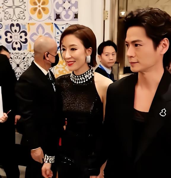 杨怡曾是TVB当家花旦，塑造诸多经典角色，演艺生涯成绩斐然。罗子溢同样在演艺圈努