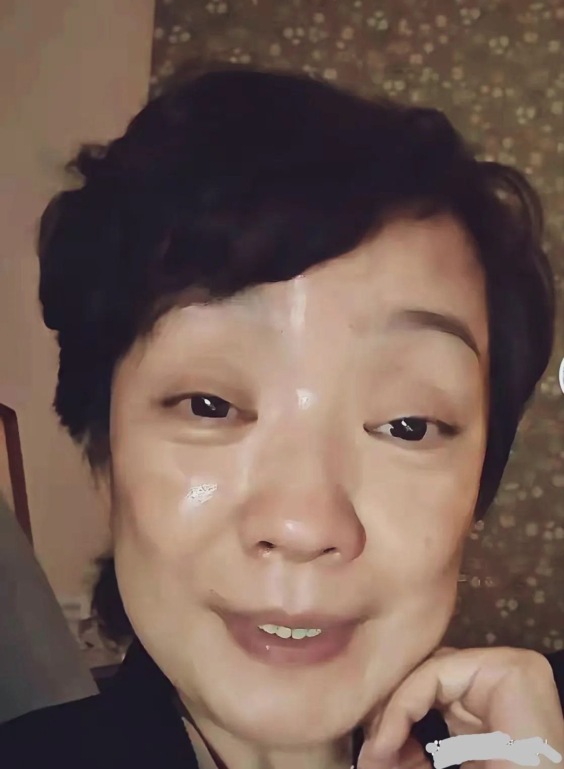 偶然刷到王海燕的自拍照，一下子就被吸引住了。照片里，她的外表的确透着岁月的痕迹，
