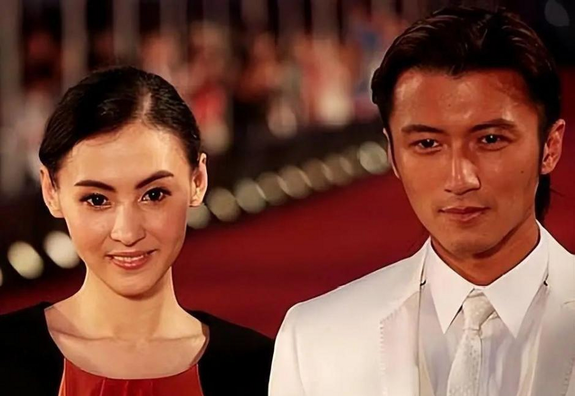 2006年，在《咏春》的片场，谢霆锋的身后，张柏芝跟着递水拿毛巾。谢霆锋不好意思