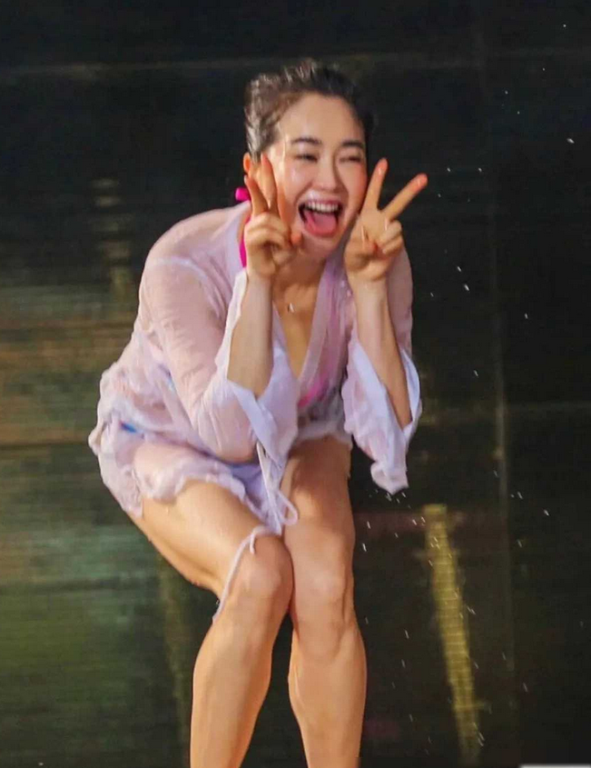 小青离婚后，开始疯狂享受人生！