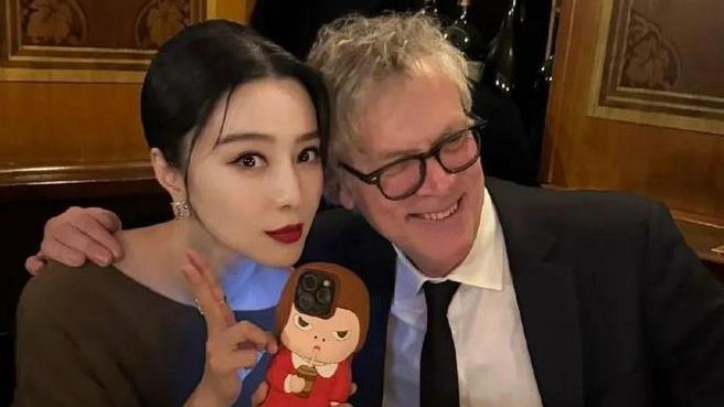 43岁范冰冰与国外导演深夜聚会，热情款待贴脸合照，野心越来越大