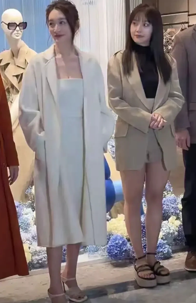 李小冉旁边这个美女看着好眼熟，就是叫不出名字！