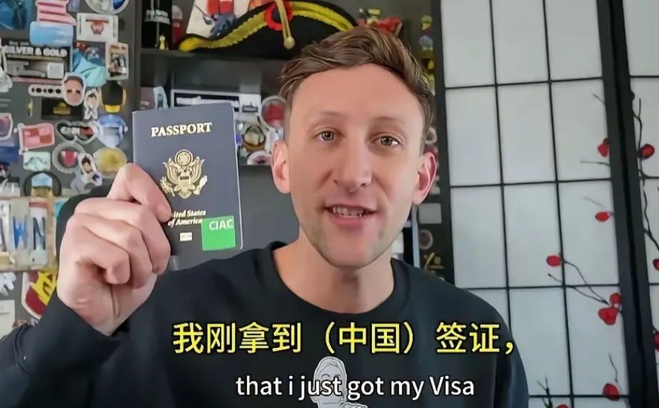 记住这张脸！
11月16日要来我国旅游了！
全世界唯一活着获赠中国国礼瓷的美国人