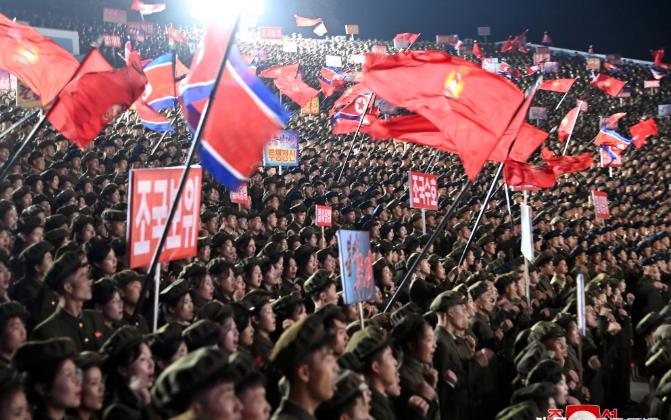 朝鲜青年报名参军的现场实在是太震撼了！短短两天就有多达140万人踊跃报名，这就是