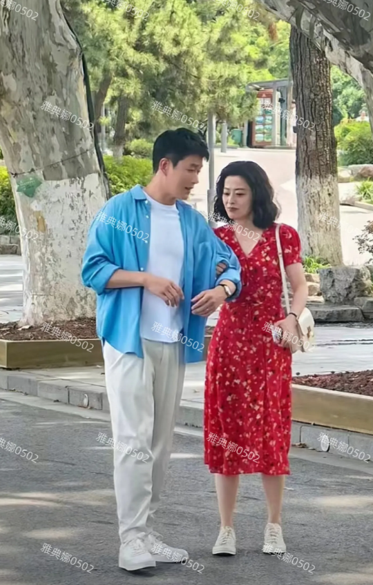 南京玄武湖偶遇梅婷，梅婷老师很白很瘦很有气质，一件大红色连衣裙衬得她气色特别好，