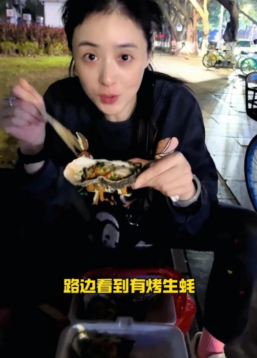 蒋欣这次可太让人惊喜了！有网友瞧见她坐在路边，毫无偶像包袱，竟然狂炫 12 只生