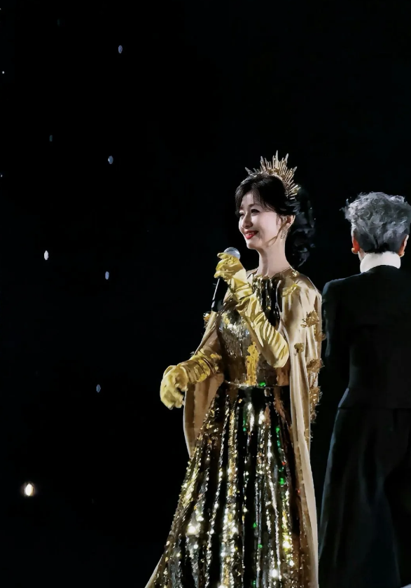 赵雅芝演唱会造型很华丽，竟然跟蔡依林的演唱会造型有异曲同工之妙，71岁的她身材苗
