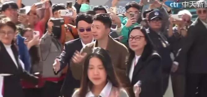 马龙台湾送礼物也看人，人多的时候，选择送“两种”人。
一种就是乒乓球爱好者，拿着