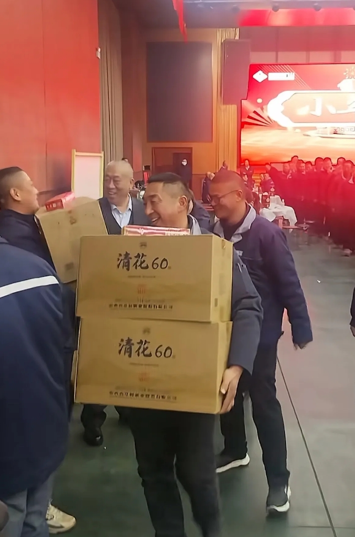 河南矿山集团崔总这福利发得是真豪横。6100万年终奖，堆成小山似的现金，前三名员
