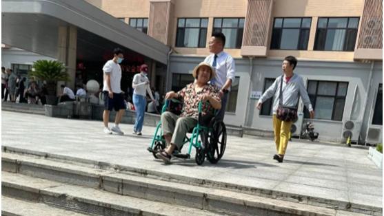 紧急时刻的守护者，一名经纪人的温暖行动