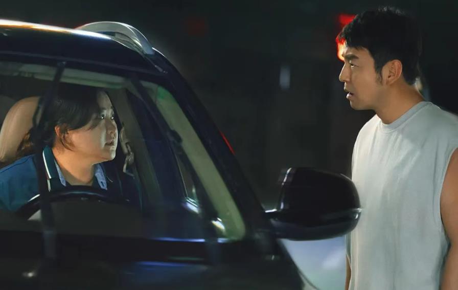 《热辣滚烫》票房超过34亿，讲述了贾玲饰演的乐莹在面对挫折时的成长经历。乐莹的减