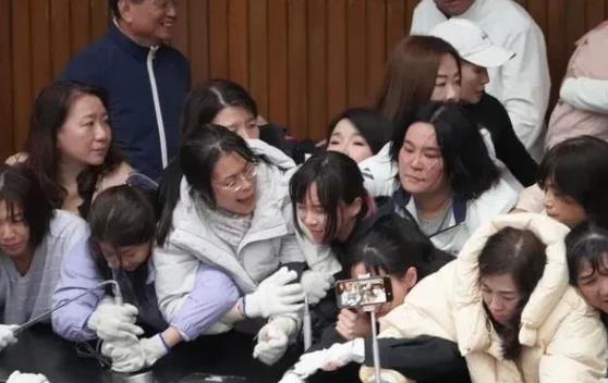 罢法加严三读　黄捷拍桌呛国民党怕罢免：比韩国瑜还没用

台立院今（20日）三读通