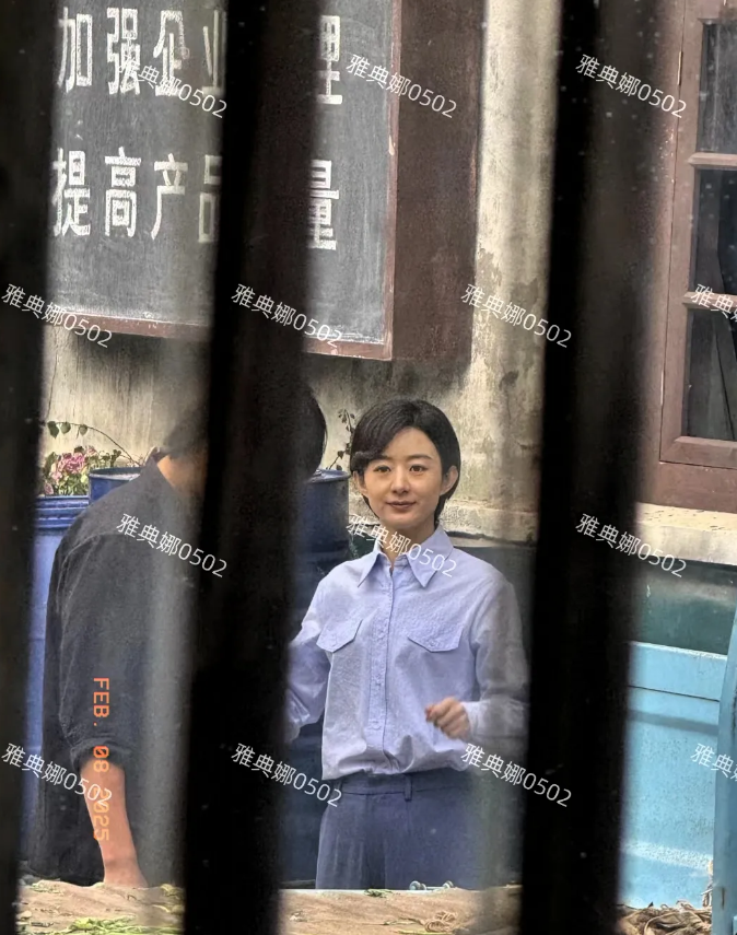 福清海口镇偶遇赵丽颖拍戏，本人娇小苗条咋那么好看呢？
她脸圆圆的小小的，五官精致
