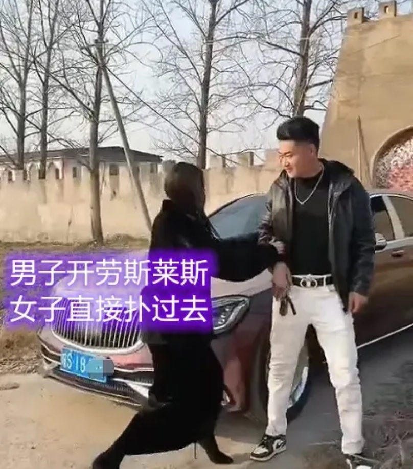 男子开劳斯莱斯相亲，女子爬上引擎盖挽留，网友：这也太主动了