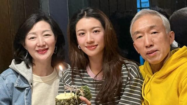 蔡思贝与父母温馨共度34岁生日，生日遇 “血光” 自感今年好运！
