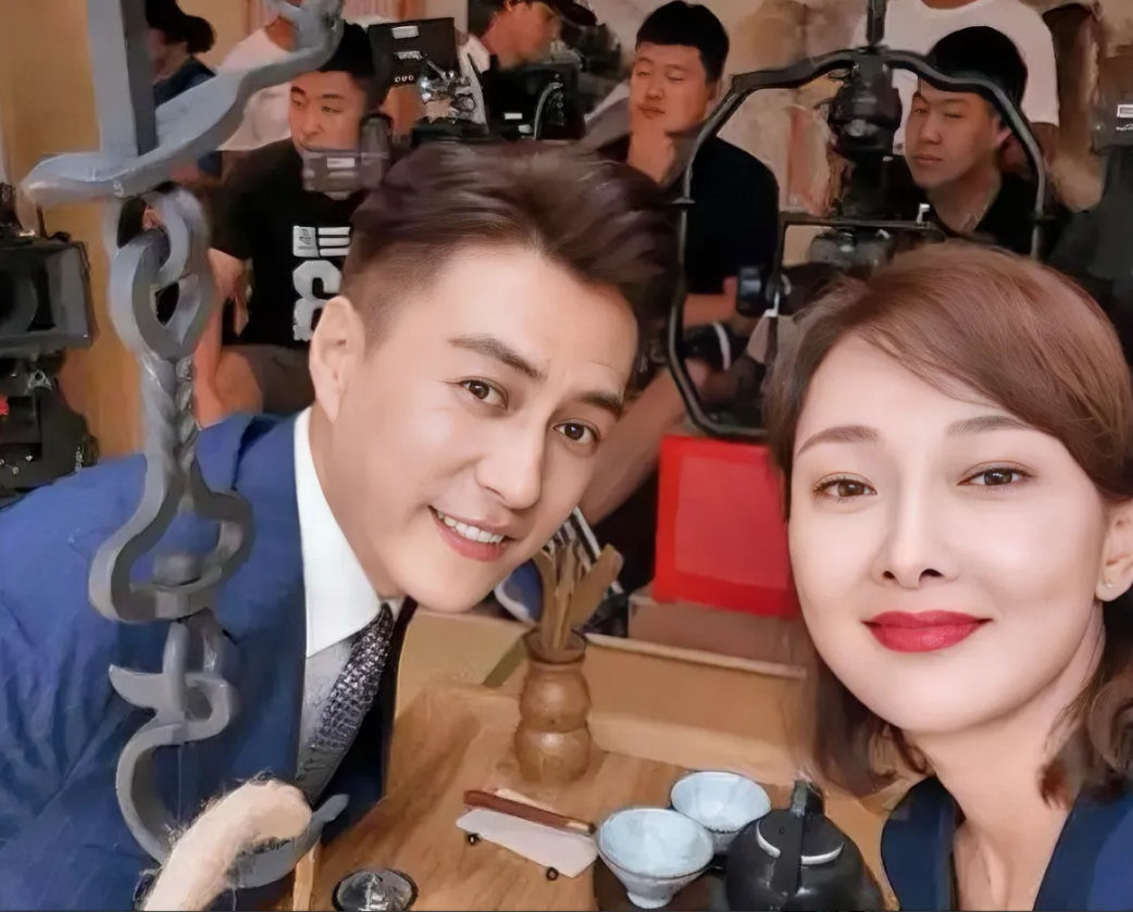 与靳东合作的女演员很多。宋佳、秦岚、李小冉、朱珠、王鸥都与靳东有过深度合作，而且