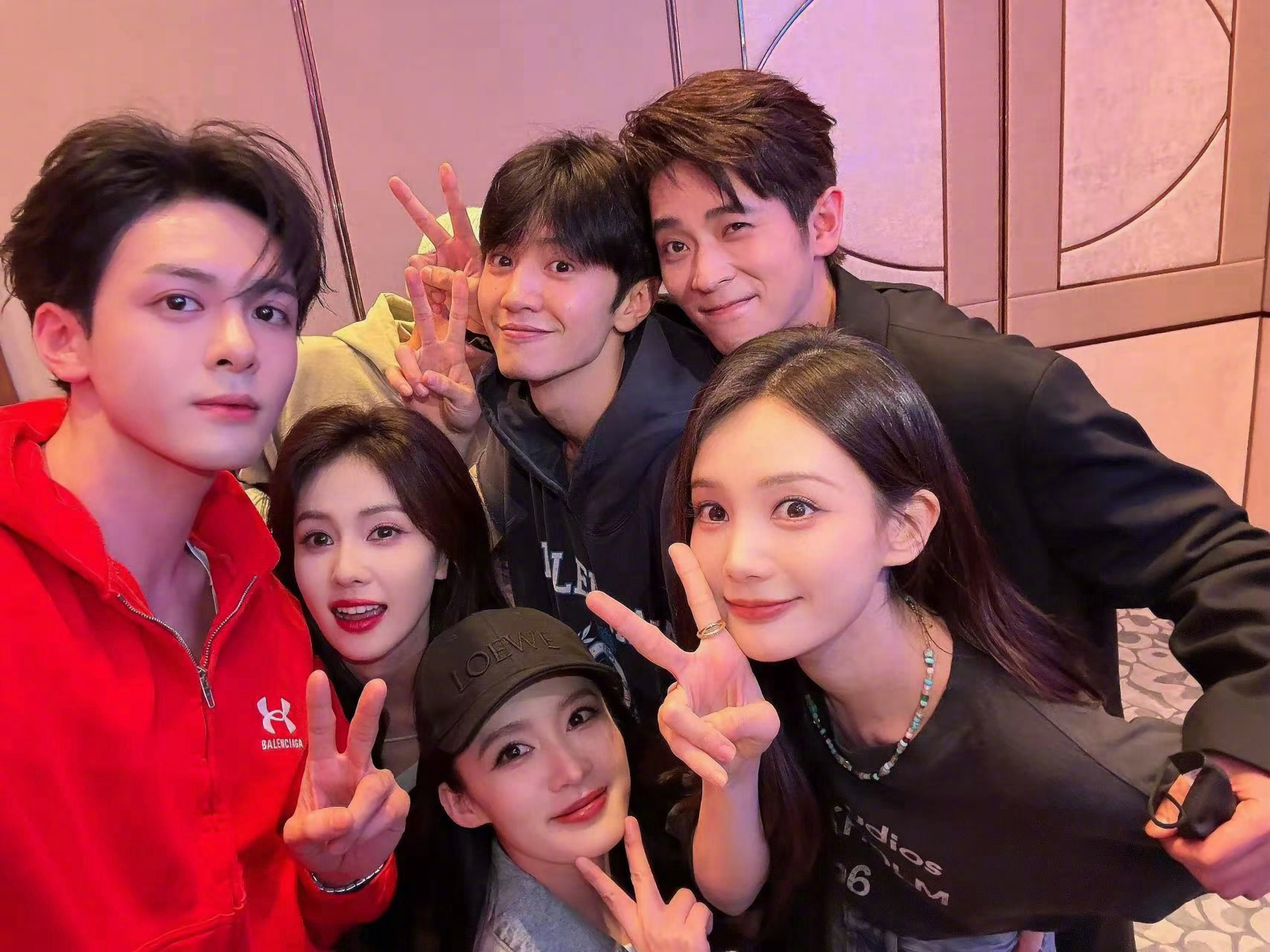 李沁、李一桐、白鹿和三个男演员一起拍摄大合影。
网友们一直觉得她们长得像，放在一