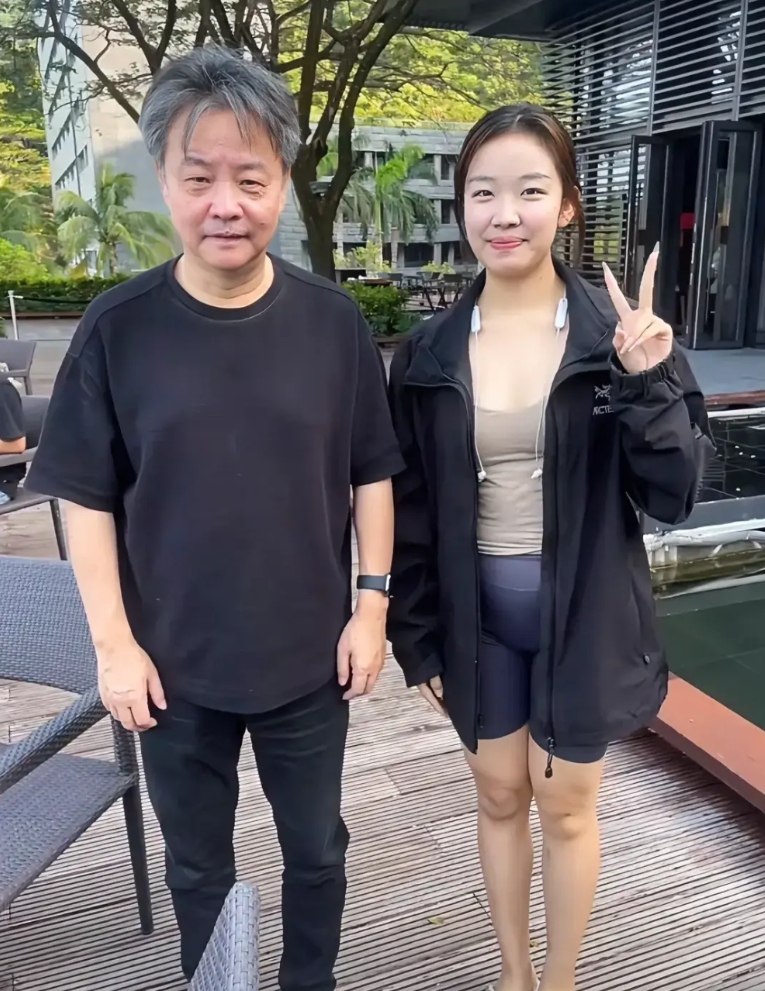 近日，有网友在海南三亚度假时偶遇著名作家余华老师和他的太太。据网友说，余华的太太