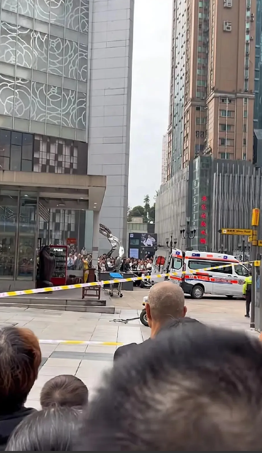 重庆解放碑出大事了！一红衣男子当街挥刀，黑衣男子满脸鲜血，场面极其血腥！目击者称