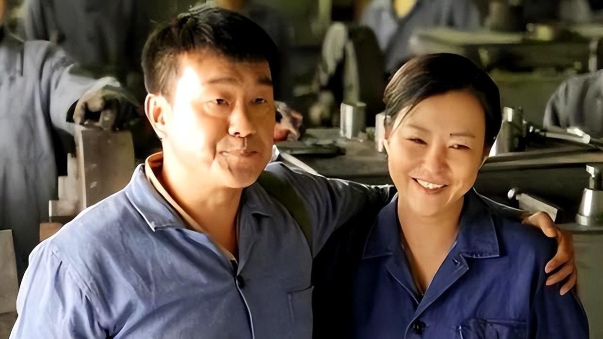 演员何冰：为何结婚几十年0绯闻？看看妻子是谁就知道了