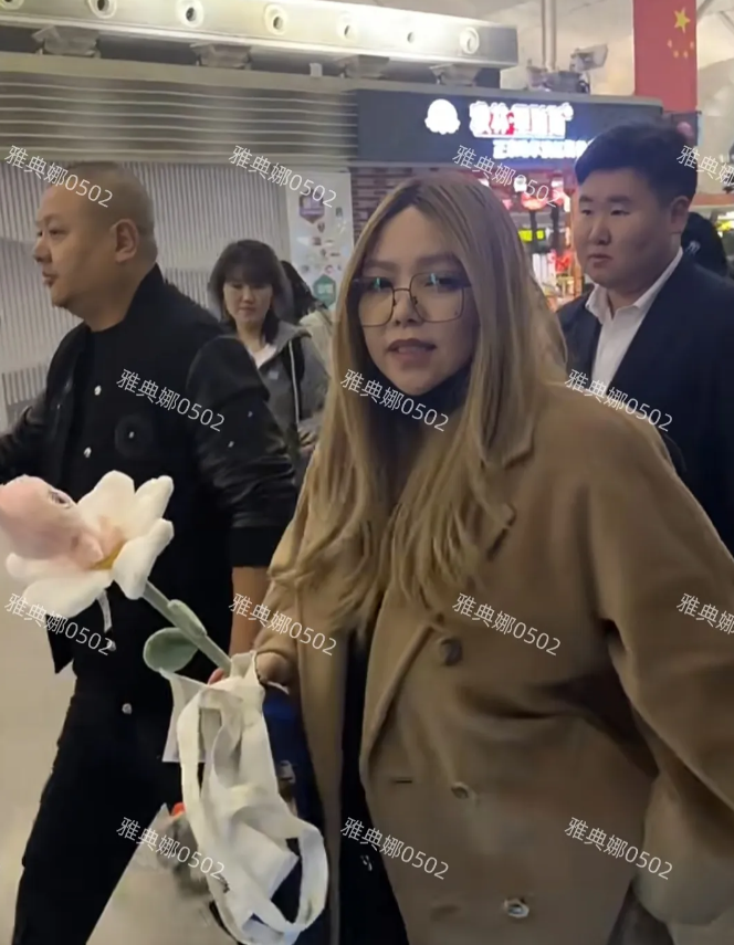张惠妹好奇怪，明明很胖很臃肿，脸却很小下巴很尖，只胖身材不胖脸。
沈阳机场遇到她