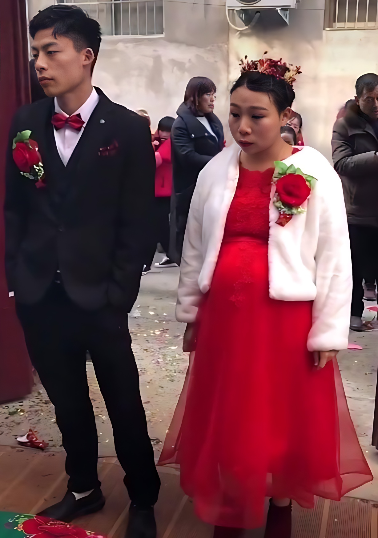 河南的一场婚礼，折射出令人心酸的一幕：新郎、新娘站在一起，脸上流露出的不是喜悦，