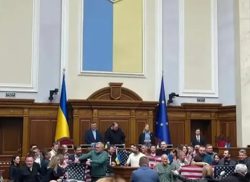 大戏上演！
美国宣布再次给钱后，乌克兰最高拉达的议员们把扔在墙角几个月的美国星条