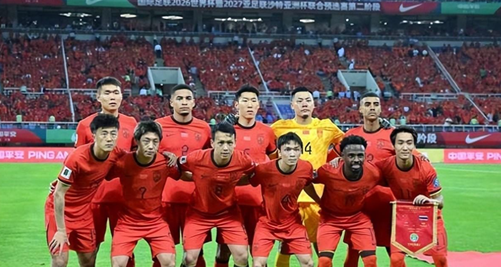 国足在世预赛36强赛中与泰国男足1比1战平，引发热议。比赛中，国足几名球员的表现